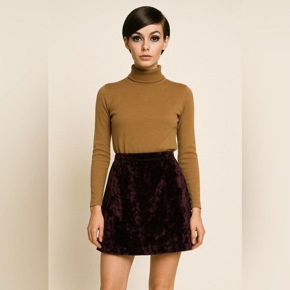 Vintage 1960’s mini skirt velvet material waist 29  hips 37.5 length 17.5 wine - Picture 2 of 4
